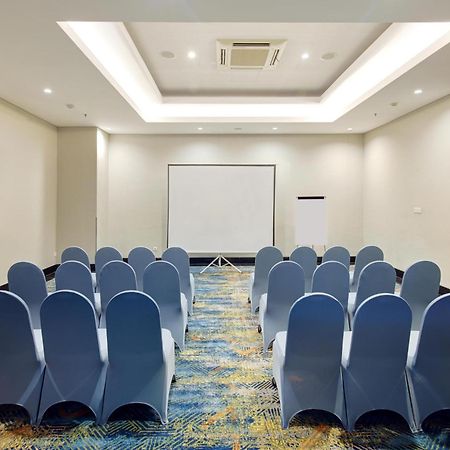 Aston Inn Pantai Losari Makassar Esterno foto