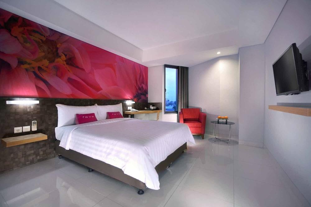 Aston Inn Pantai Losari Makassar Esterno foto