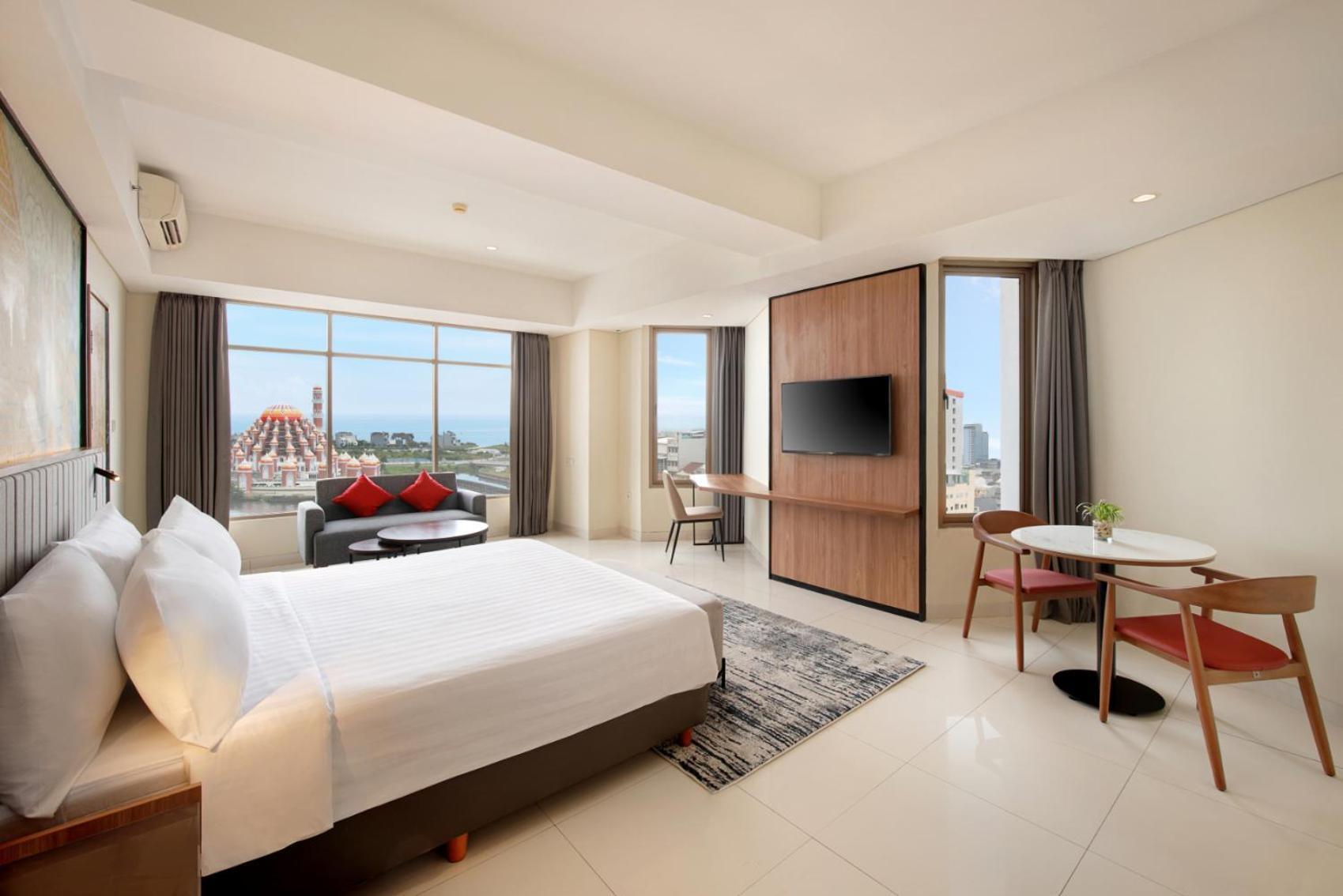 Aston Inn Pantai Losari Makassar Esterno foto