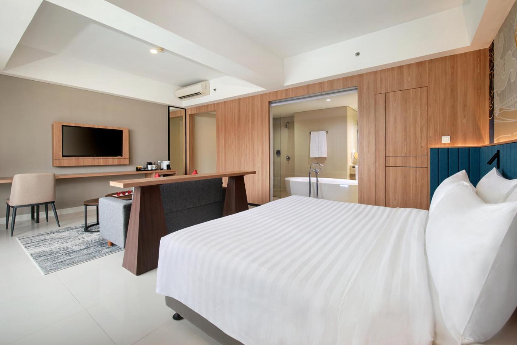 Aston Inn Pantai Losari Makassar Esterno foto