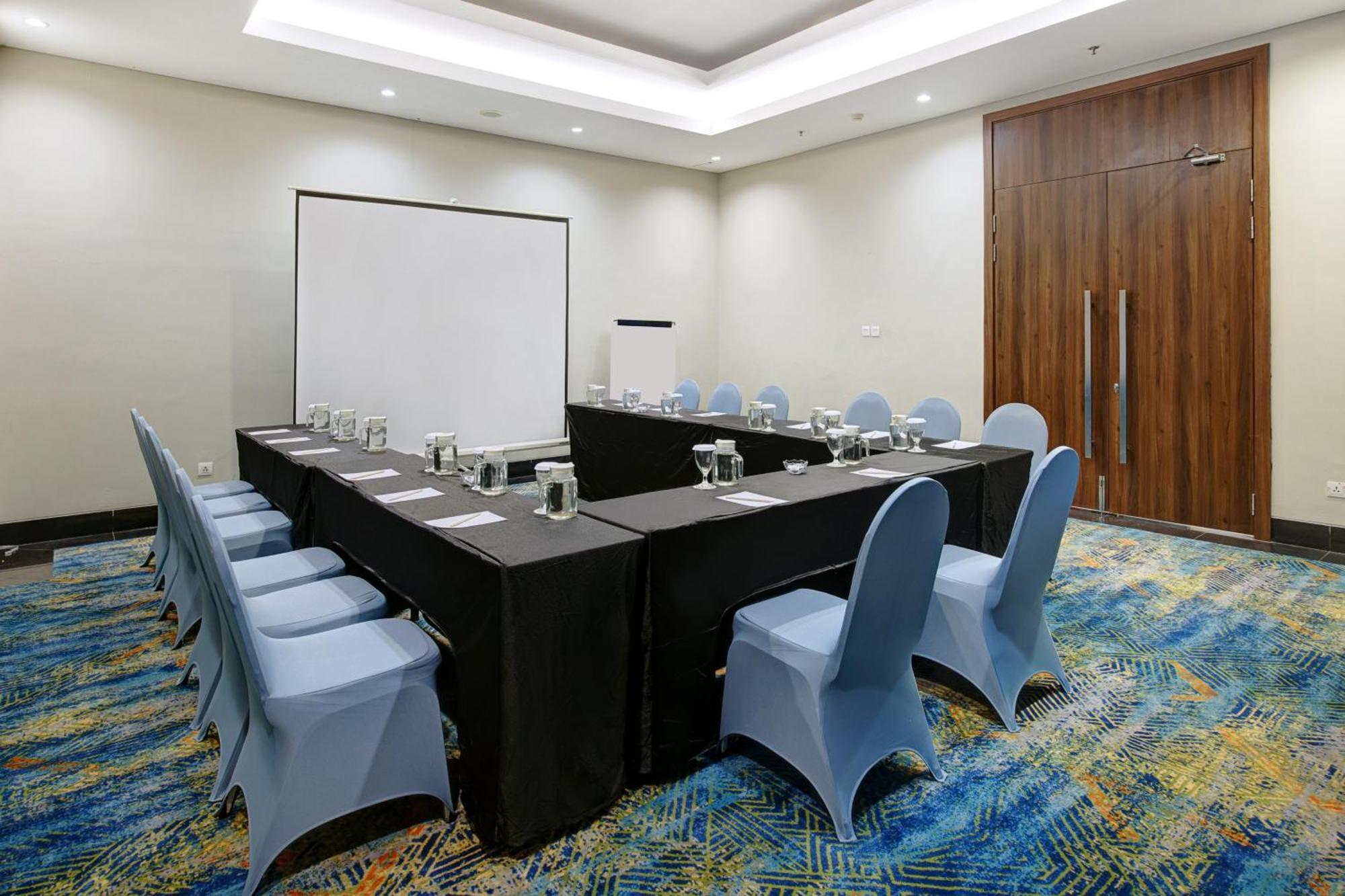 Aston Inn Pantai Losari Makassar Esterno foto